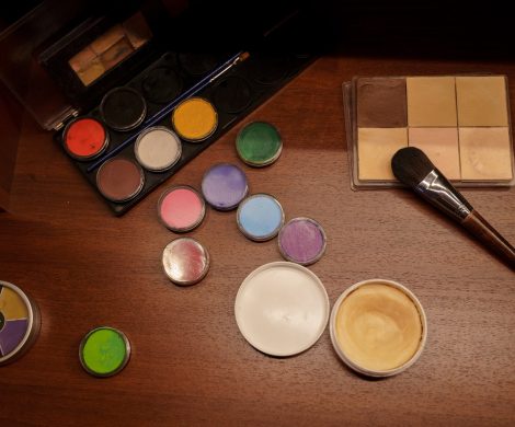 Assorted Color Round Makeup Kit